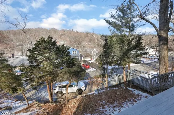 364 Skyline Lake Dr, Ringwood Boro, NJ 07456