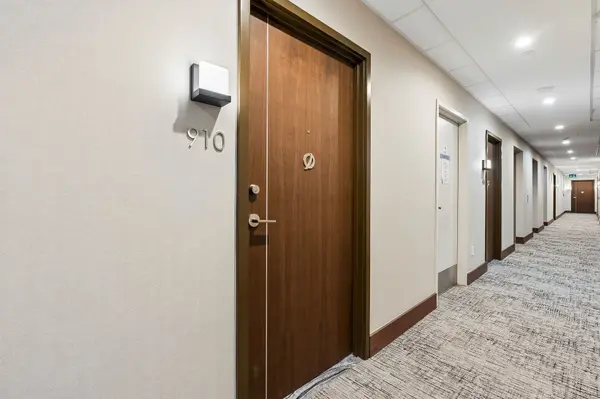 117 McMahon DR #910, Toronto C15, ON M2K 0E4