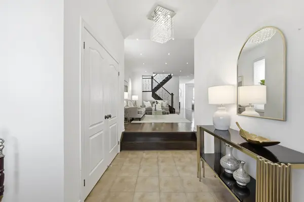 18 Kerr LN, Aurora, ON L4G 0E5