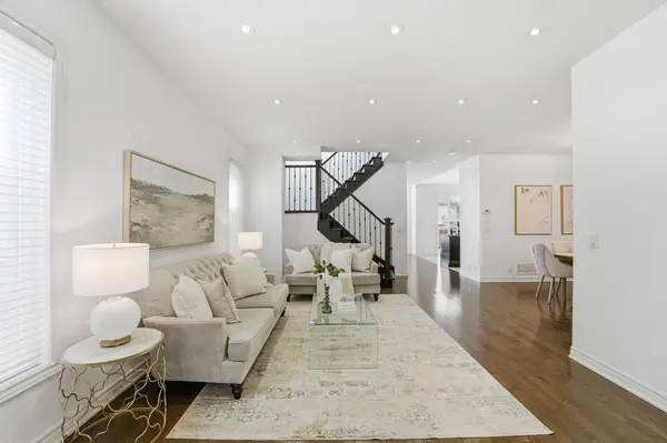 18 Kerr LN, Aurora, ON L4G 0E5