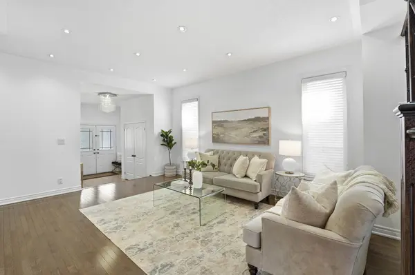 18 Kerr LN, Aurora, ON L4G 0E5