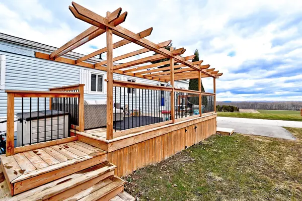 22 Sunrise CIR, Bradford West Gwillimbury, ON L3Z 3W9