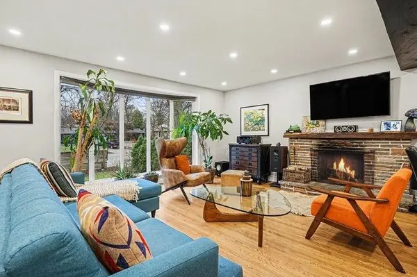 1899 Truscott DR, Mississauga, ON L5J 2A1