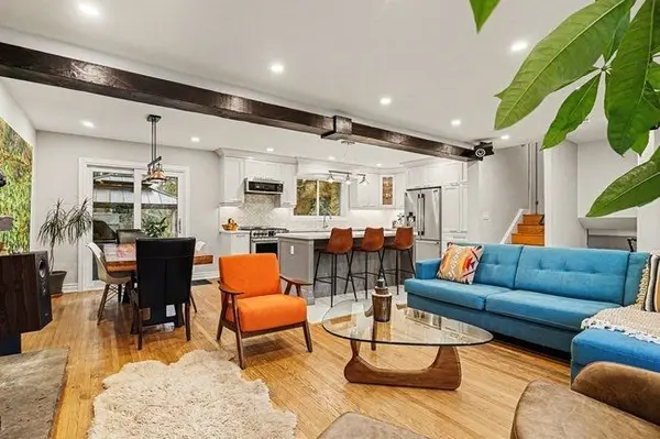 1899 Truscott DR, Mississauga, ON L5J 2A1