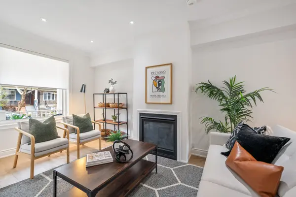 15 Melville AVE, Toronto W02, ON M6G 1Y1