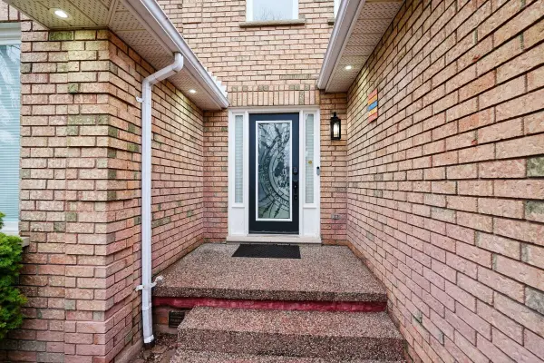 8 Yeoman DR, Brantford, ON N3R 7S8