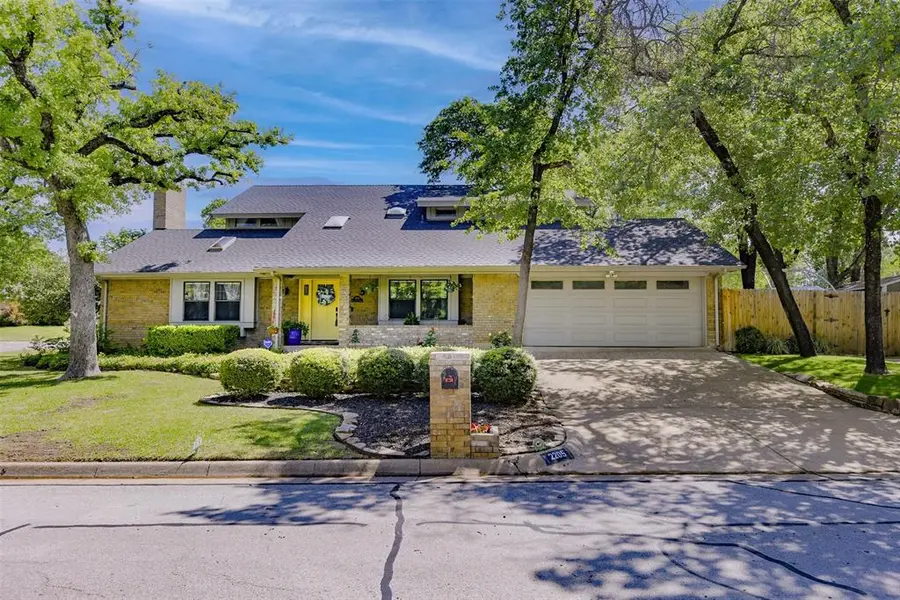 2205 Prestonwood Drive, Arlington, TX 76012