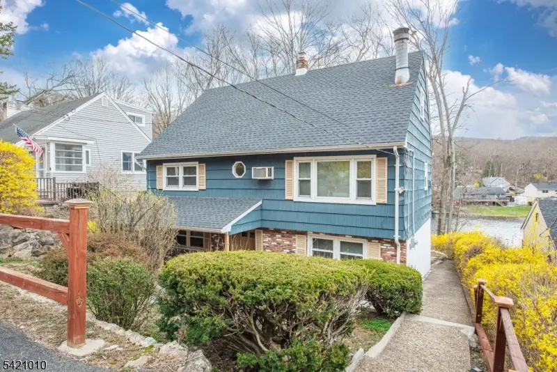 237 Skyline Lake Dr, Ringwood Boro, NJ 07456