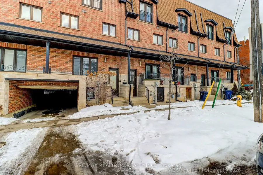 7 Stadacona DR, Toronto C04, ON M6A 1Y5