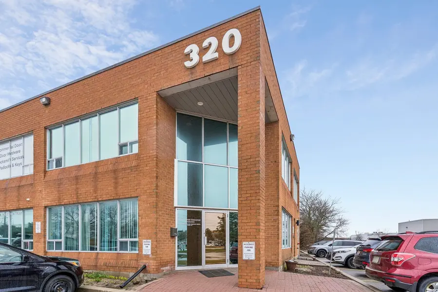 320 Harry Walker Pkwy N #13, Newmarket, ON L3Y 7B4