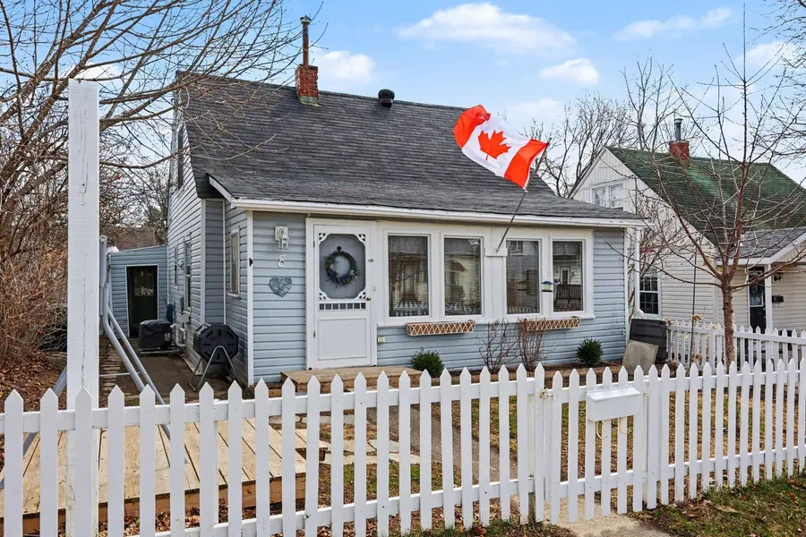 8 Roosevelt DR, Smiths Falls, ON K7A 3J8