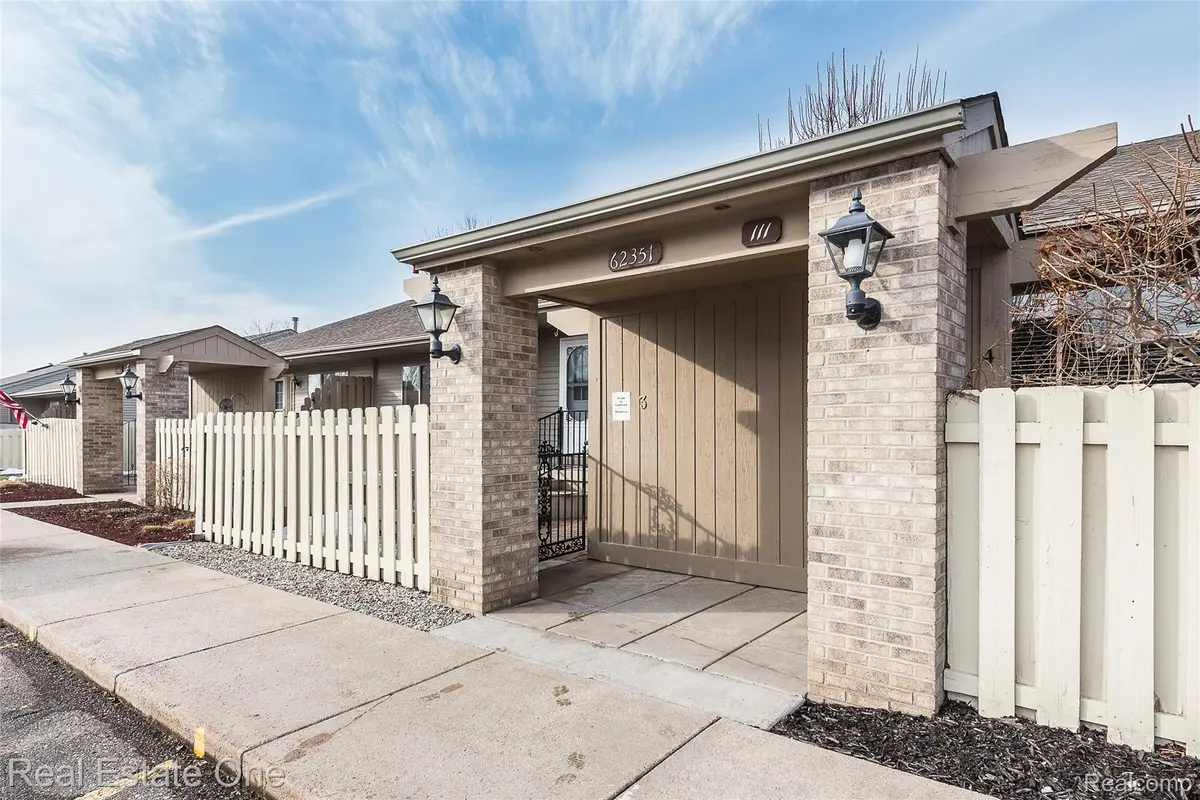 62351 Arlington CIR #3, South Lyon, MI 48178