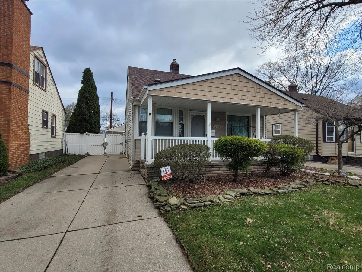 2108 McLain AVE, Lincoln Park, MI 48146