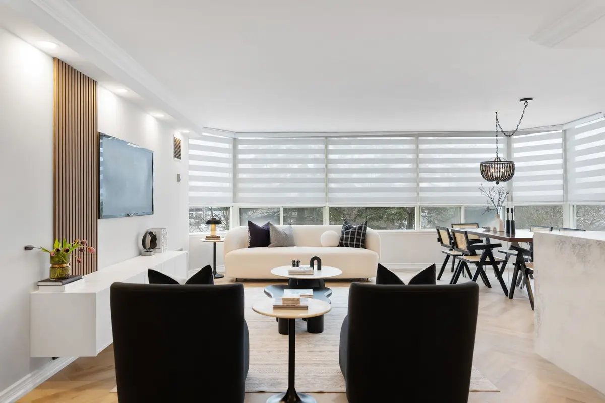 7 Townsgate DR #304, Vaughan, ON L4J 7Z9