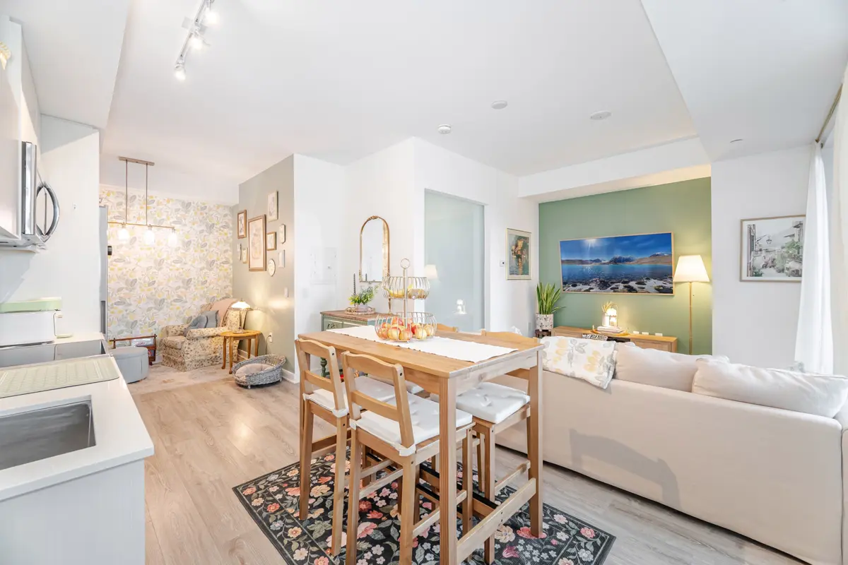 25 Neighbourhood LN #812, Toronto W07, ON M8Y 0C4