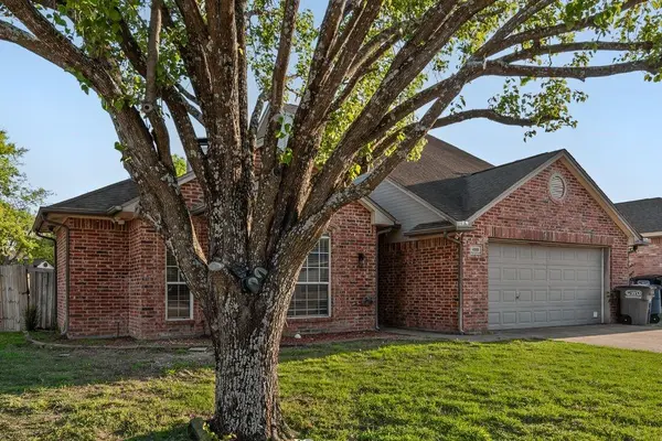 400 Buckskin Drive, Red Oak, TX 75154