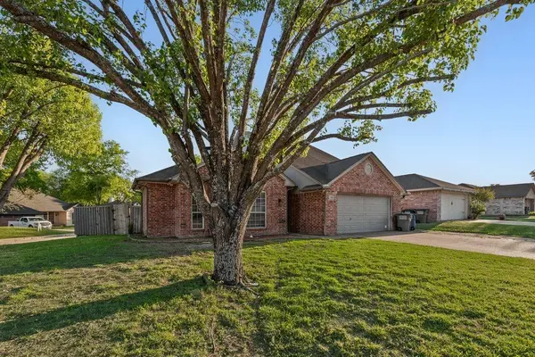 400 Buckskin Drive, Red Oak, TX 75154