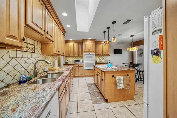 6609 Waterwood Circle, Benbrook, TX 76132