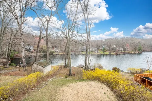 237 Skyline Lake Dr, Ringwood Boro, NJ 07456