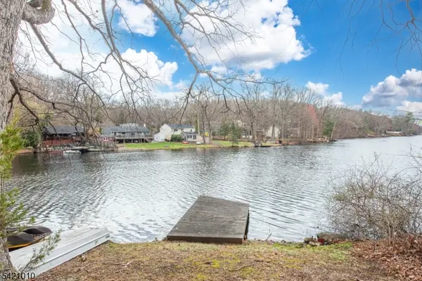 237 Skyline Lake Dr, Ringwood Boro, NJ 07456