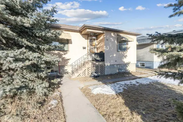 450 34 AVE NW, Calgary, AB T2K 0B8