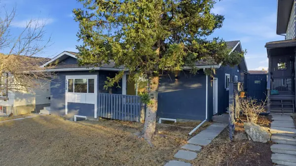 8426 Berkley RD NW, Calgary, AB T3K1B4