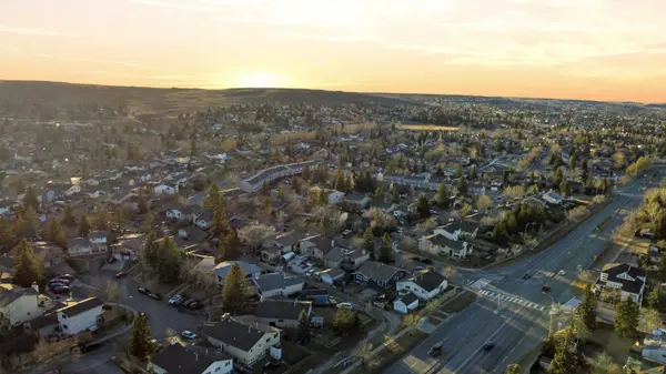 8426 Berkley RD NW, Calgary, AB T3K1B4