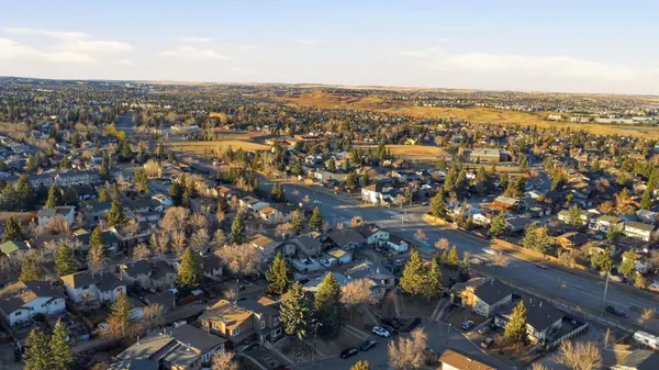 8426 Berkley RD NW, Calgary, AB T3K1B4