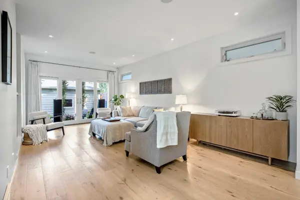 2136 53 AVE SW, Calgary, AB T3E1K8