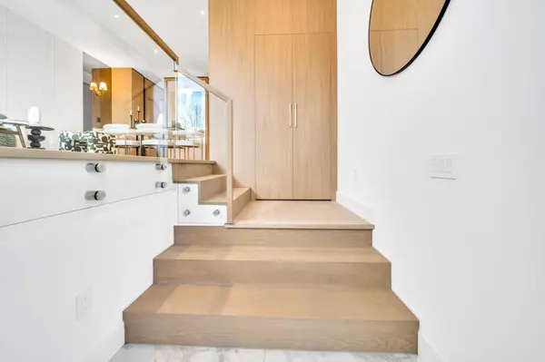 315 Arlington AVE, Toronto C03, ON M6C 2Z8