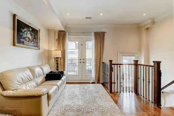 7 Stadacona DR, Toronto C04, ON M6A 1Y5