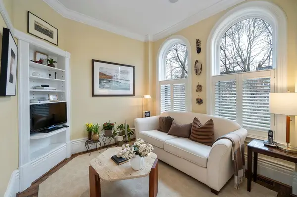 204 Cottingham ST, Toronto C02, ON M4V 1C5