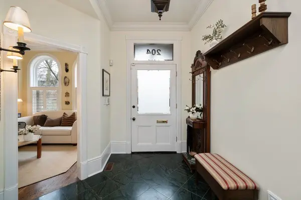 204 Cottingham ST, Toronto C02, ON M4V 1C5