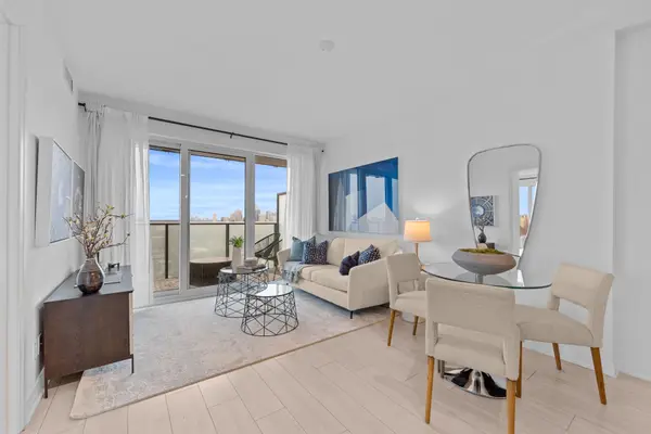 99 Foxbar RD #2104, Toronto C02, ON M4V 0B2