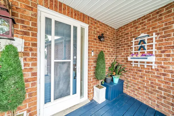 1138 Tanzer CT, Pickering, ON L1W 3S4