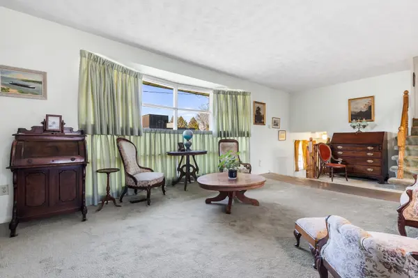 227 Sandwell DR, Oakville, ON L6L 4P3