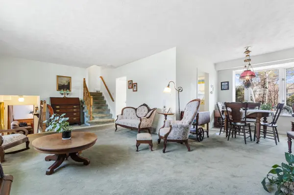 227 Sandwell DR, Oakville, ON L6L 4P3