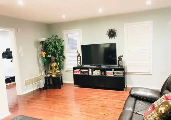 10 Palleschi DR #Upper, Brampton, ON L6P 2S1