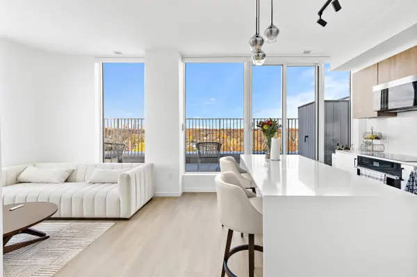 689 The Queensway N/A #PH10, Toronto W07, ON M8Y 0C8