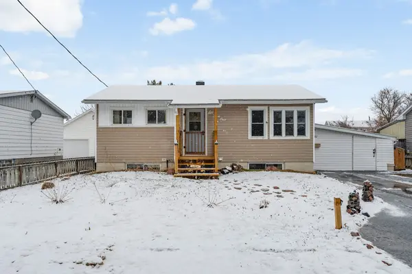 651 Lorne ST W, Laurentian Valley, ON K8A 6T7