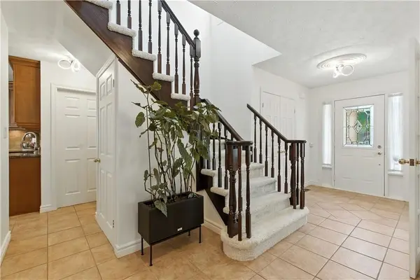 10 Shadowdale DR, Hamilton, ON L8E 5E7