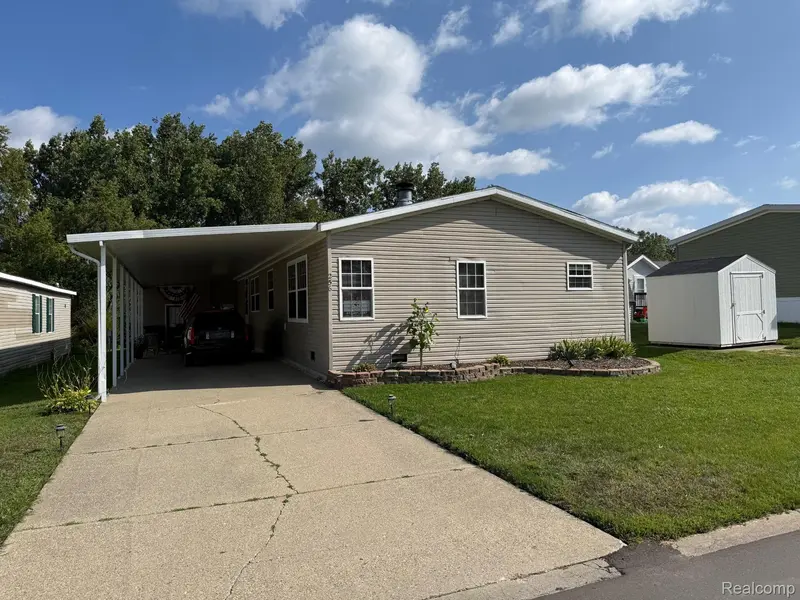 256 Fox Chase BLVD, Grand Blanc, MI 48439