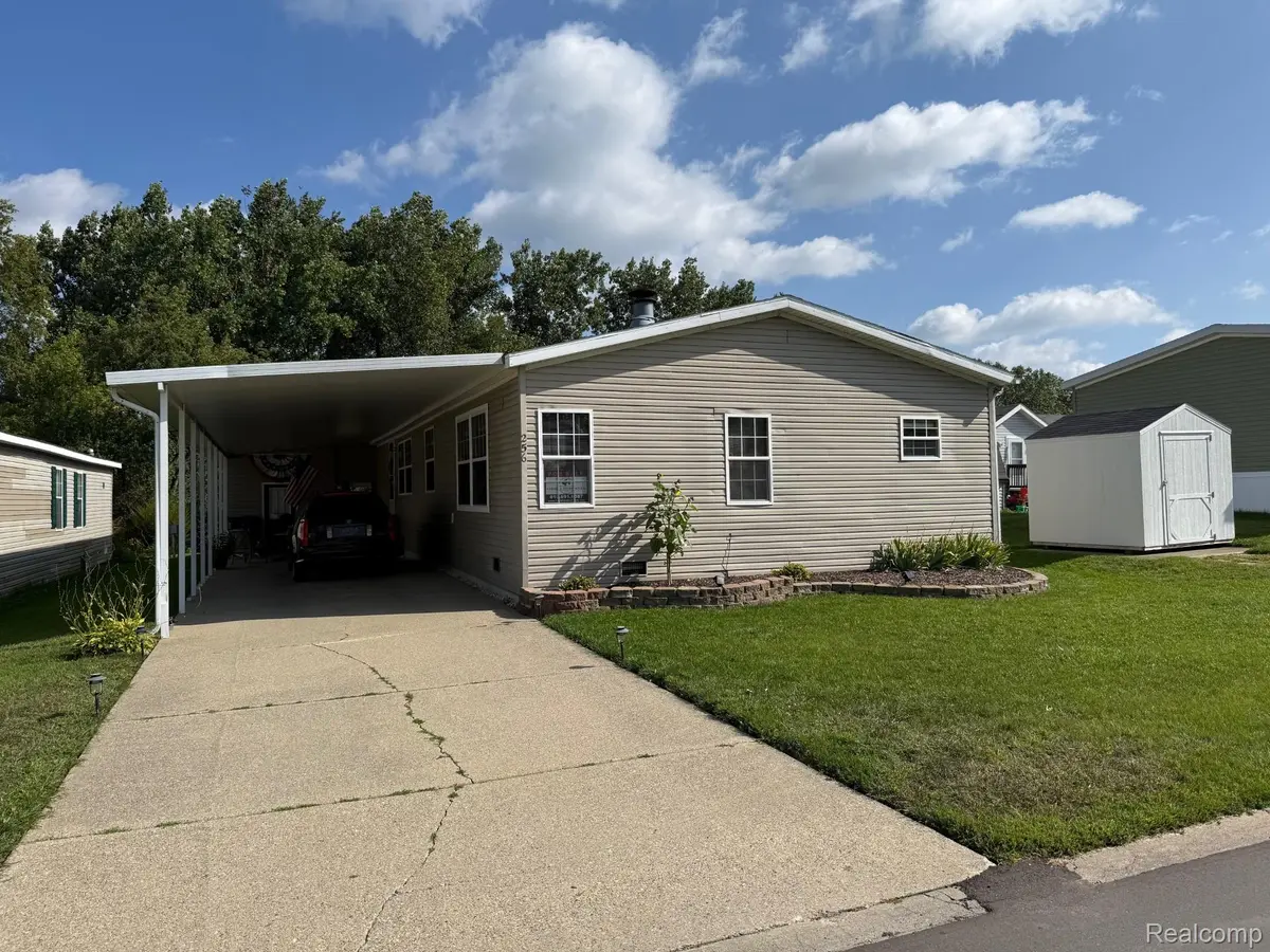 256 Fox Chase BLVD, Grand Blanc, MI 48439