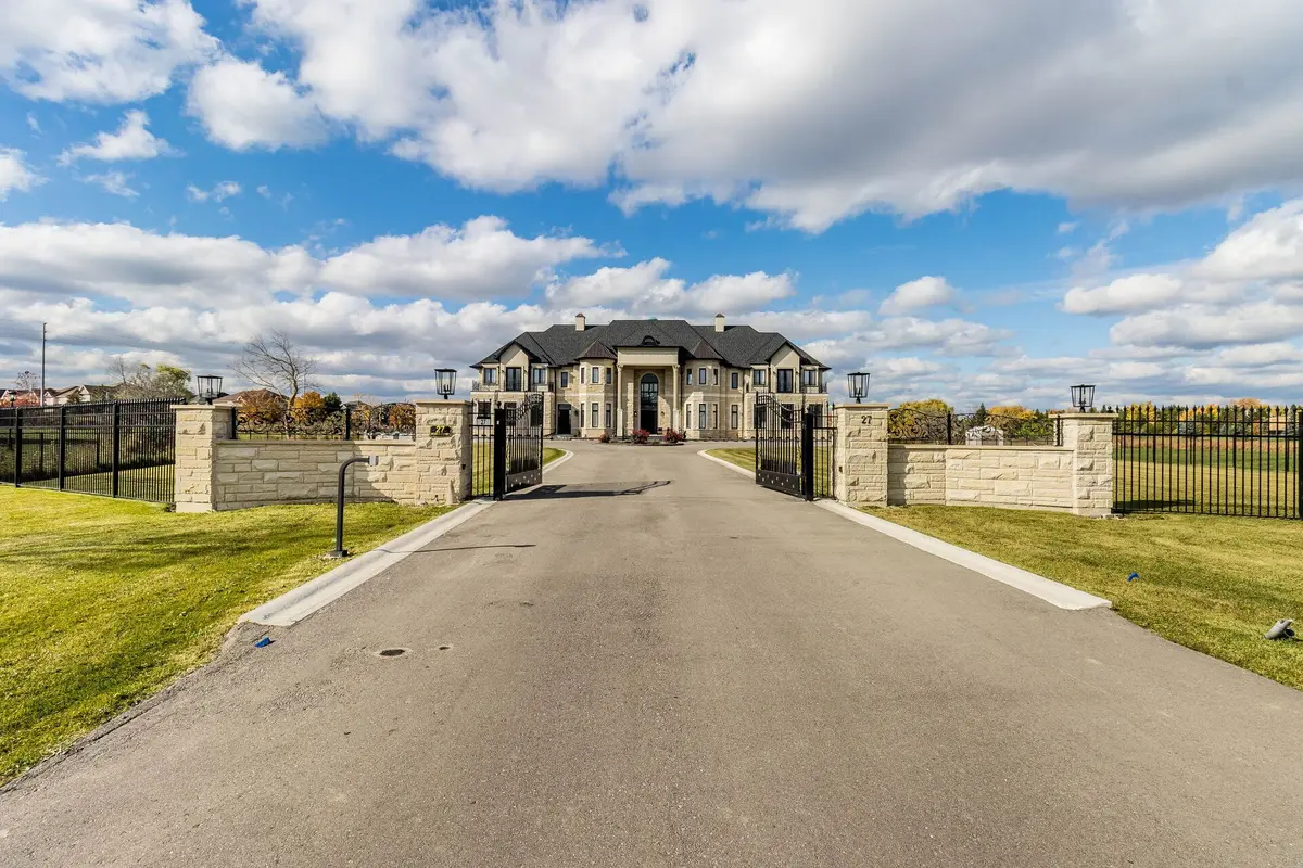 27 Morris CT, Brampton, ON L6P 0G7