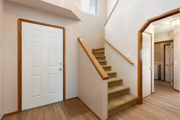 205 Scotia PT NW, Calgary, AB T3L 2B1