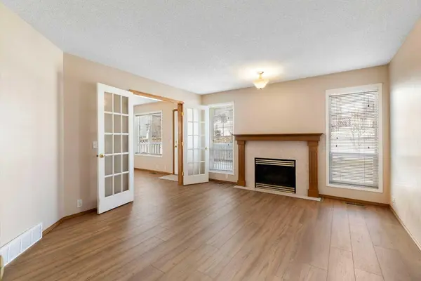 205 Scotia PT NW, Calgary, AB T3L 2B1