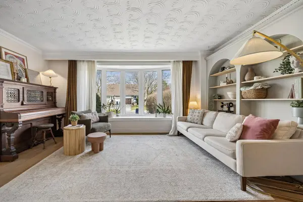 16 Ravenrock CT, Toronto C13, ON M3A 2Y9