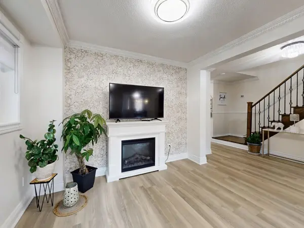 29 Glenmore DR, Whitby, ON L1N 9J3