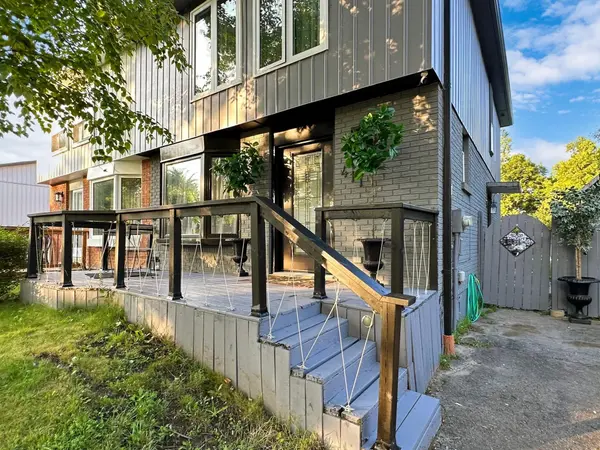 411 Rosedale DR, Whitby, ON L1N 1Z5