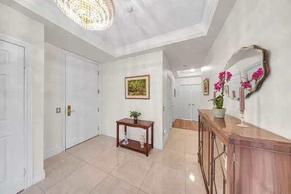 35 Kingsbridge Garden CIR #3005, Mississauga, ON L5R 3Z5